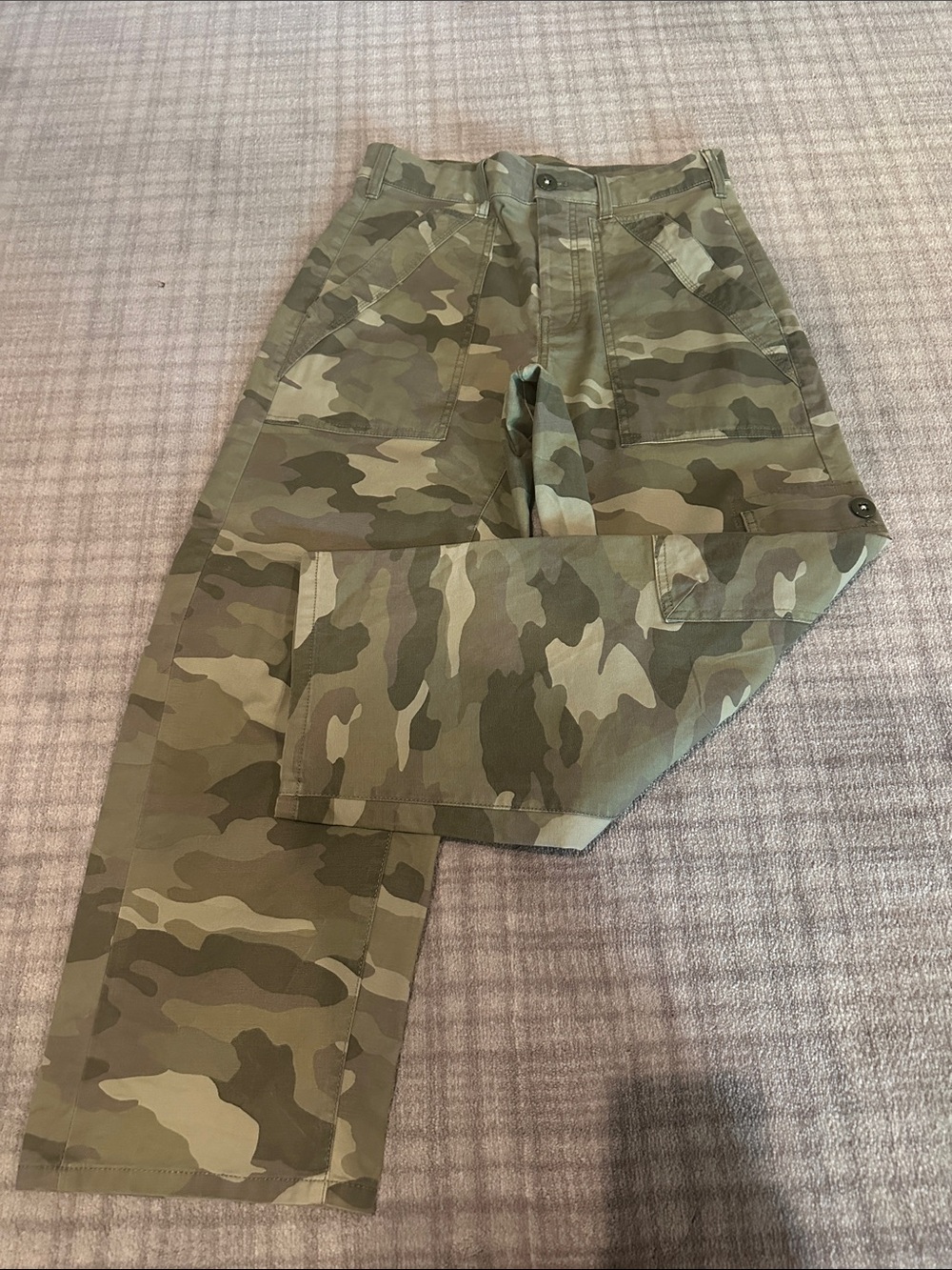 Anthropologie Pilcro Women’s Camo Cargo Pants with subtle barrel leg - Picture 5 of 7